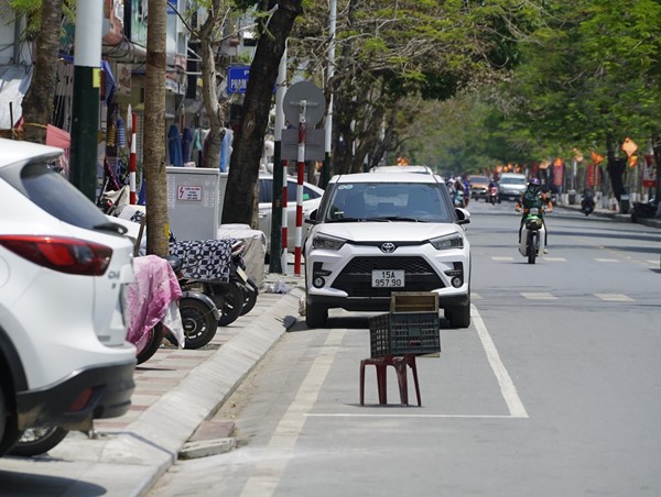 Xử lý nghiêm trường hợp đặt vật cản trên lòng đường, ngăn cản việc dừng, đỗ xe 