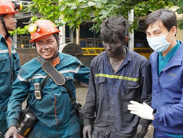 Quảng Ninh: Cứu hộ thành công 2 công nhân bị mắc kẹt dưới hầm lò