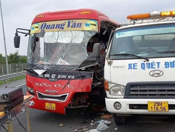 Tai nạn giữa 2 ô tô trên cao tốc Hải Phòng-Hạ Long khiến 4 người thương vong