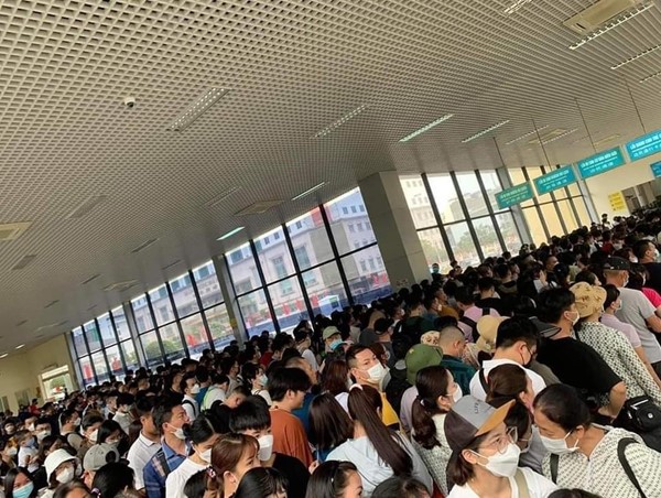 Hàng nghìn du khách đổ về thăm quan, du lịch tại Hải Phòng, Quảng Ninh