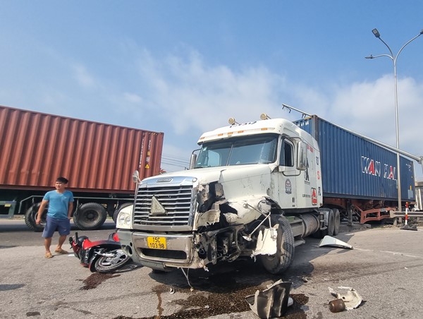Hải Dương: Xe container gây tai nạn làm tắc hàng loạt phương tiện trên QL5