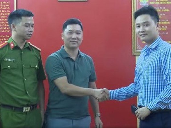 Hải Phòng: Trao trả ví tiền nhặt được cho người đánh rơi