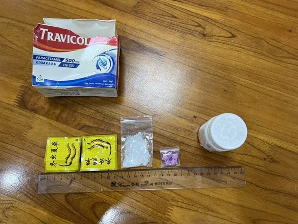 Quảng Ninh: CSGT phát hiện và tịch thu tang vật nghi là ma tuý trên xe khách