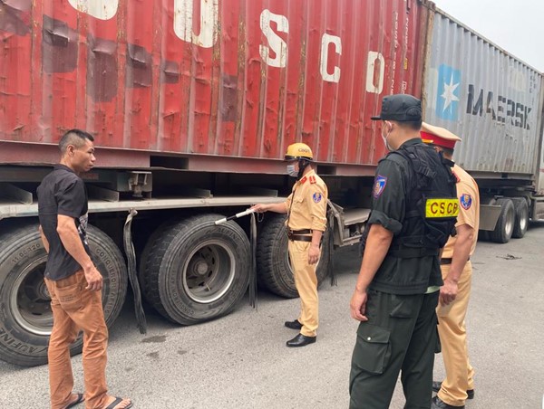 Phát hiện đối tượng lái xe container dùng bằng giả