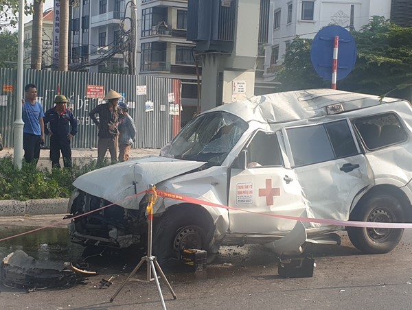 Quảng Ninh: Xe biển xanh tự gây tai nạn, tài xế tử vong