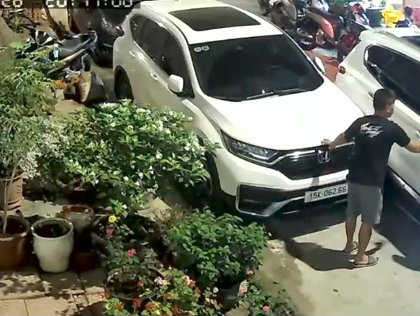 Hải Phòng: Va quệt xe một tài xế bị đánh hội đồng  