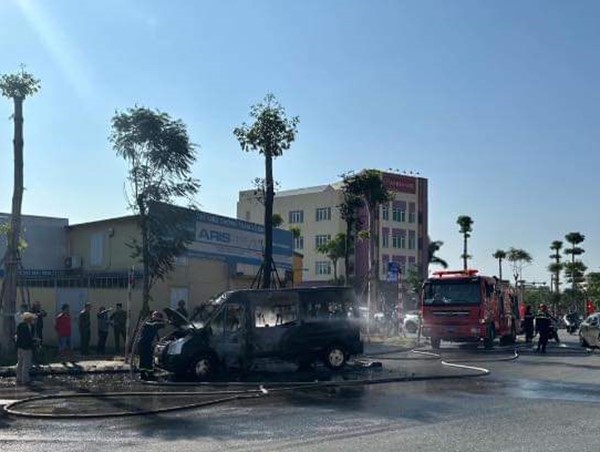 Hải Phòng: Xe ô tô 16 chỗ bất ngờ bốc cháy dữ dội