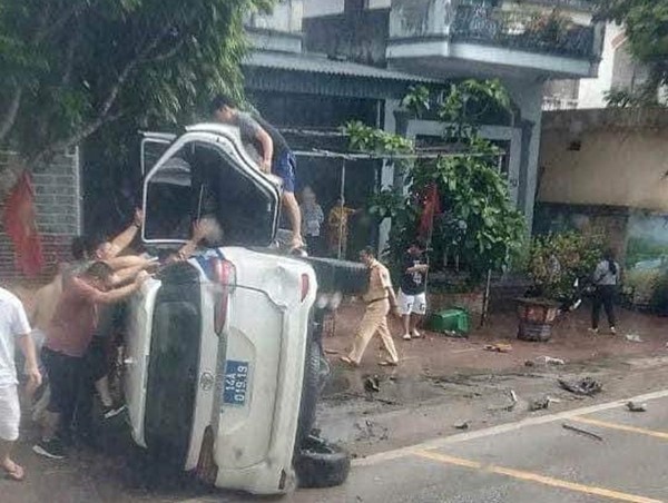 Quảng Ninh: Cú tông trực diện hất xe biển xanh nằm nghiêng trên vỉa hè