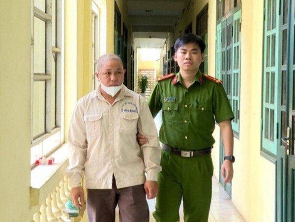 Hưng Yên: Khởi tố tài xế lái xe container dùng bằng giả