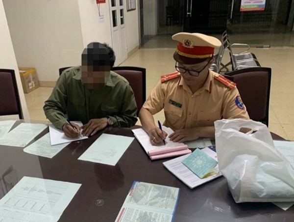 Quảng Ninh: Phạt lái xe chở học sinh trên thùng xe tải