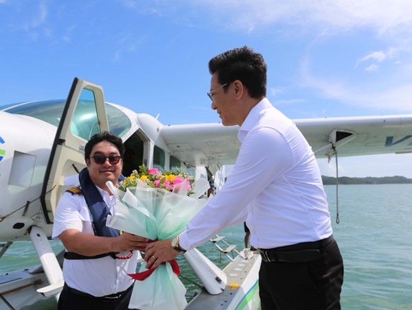 Quảng Ninh: Chuyến bay chở 8 hành khách đầu tiên đến Cô Tô 