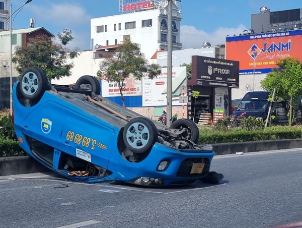 Hải Phòng: Chiếc xe taxi màu xanh da trời nằm “phơi bụng” bên đường