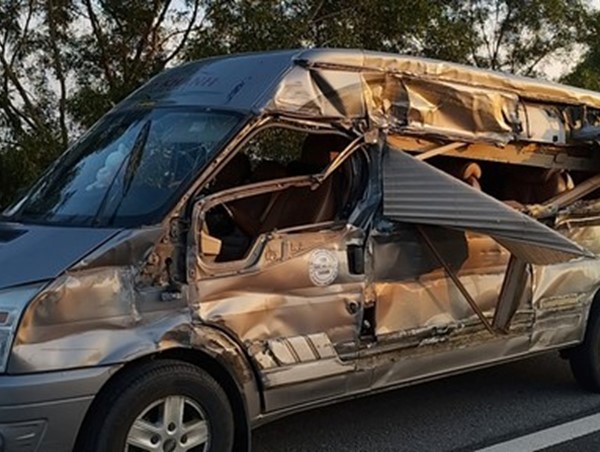 Hải Phòng: Tai nạn trên cao tốc khiến 2 chiếc xe ô tô không còn nguyên vẹn