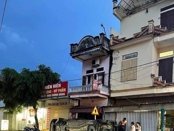 Nam Định: Xe 7 chỗ đâm liên hoàn rồi lật ngang, 1 người đi bộ tử vong 