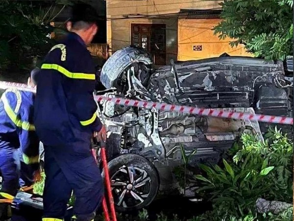 Hải Phòng: Chiếc xe ô tô gặp nạn khiến nhiều người đi cấp cứu