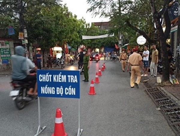 2 CSGT bị đối tượng đi xe máy tông bị thương 