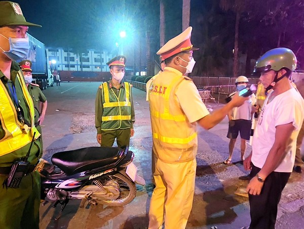 Hải Phòng: Theo chân các chiến sĩ CSGT làm nhiệm vụ tại chốt đo nồng độ cồn