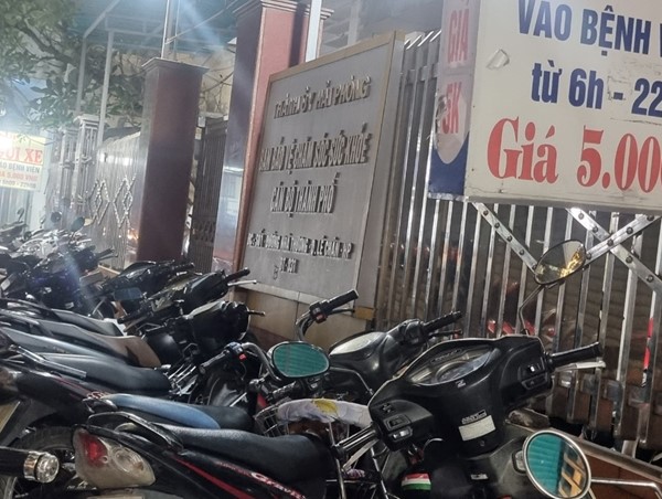 Có hay không việc bảo vệ bệnh viện nhận trông xe ngoài?