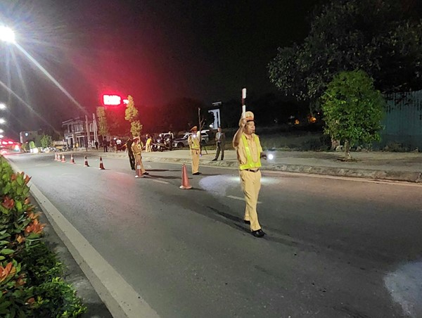 Quảng Ninh: Đồng hành cùng CSGT thị xã Quảng Yên tại chốt đo nồng độ cồn 