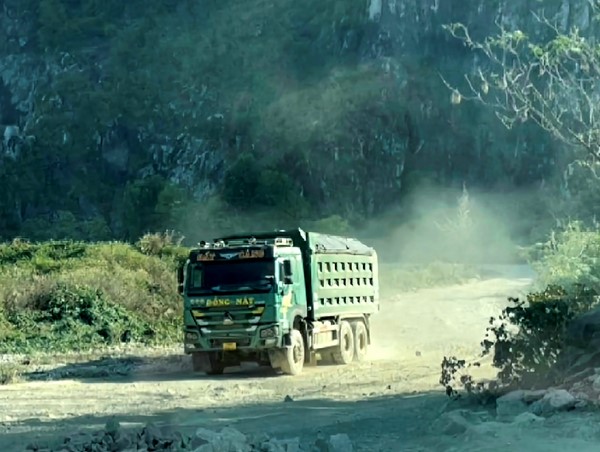 Hải Phòng: Đường dân sinh ngày đêm phải gồng mình gánh “binh đoàn xe quá khổ”