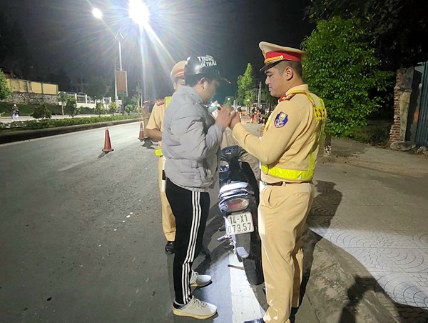 Xử lý nhóm zalo thu thập hình ảnh thông báo chốt CSGT trên MXH