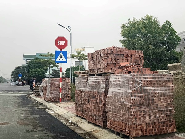 Tuyến đường đôi nông thôn đẹp nhất nhì Hải Phòng đang bị lấn chiếm vỉa hè