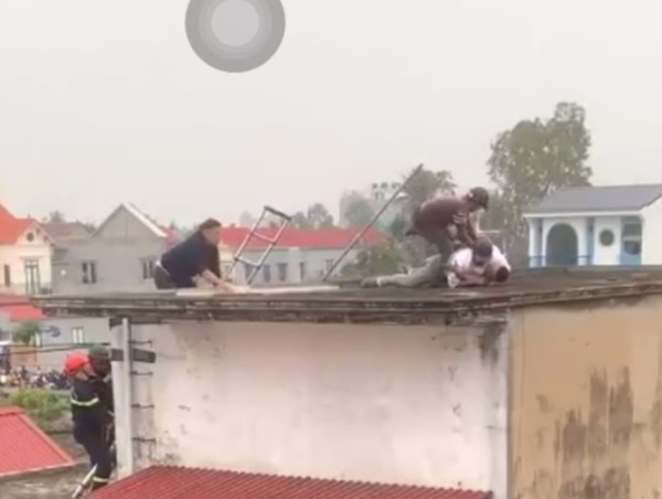 Khống chế đối tượng cầm búa, tuýp sắt dùng gạch vỡ ném xuống QL37