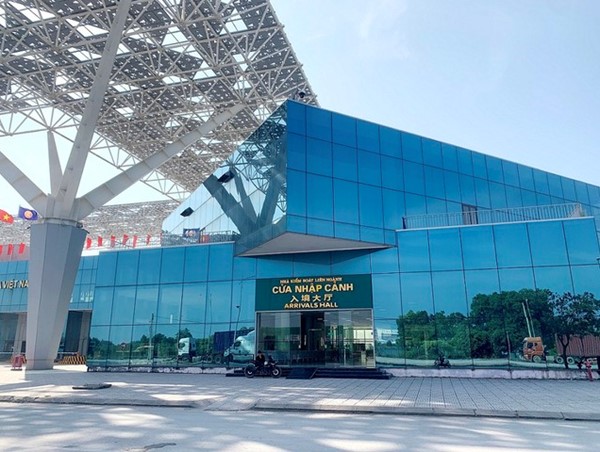 Cửa khẩu Bắc Luân II thông quan cho khách du lịch sử dụng hộ chiếu và sổ thông hành du lịch biên giới