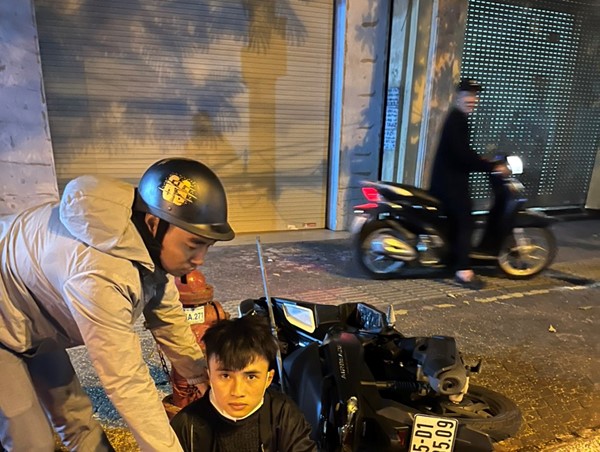 Nam thanh niên Hải Phòng mang theo gậy ba chia nghênh ngang trên phố