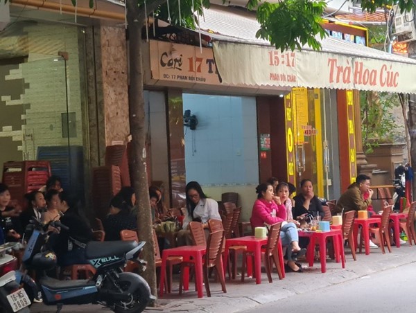 Trà cúc “đổ bộ” vỉa hè, chiếm chỗ của người đi bộ