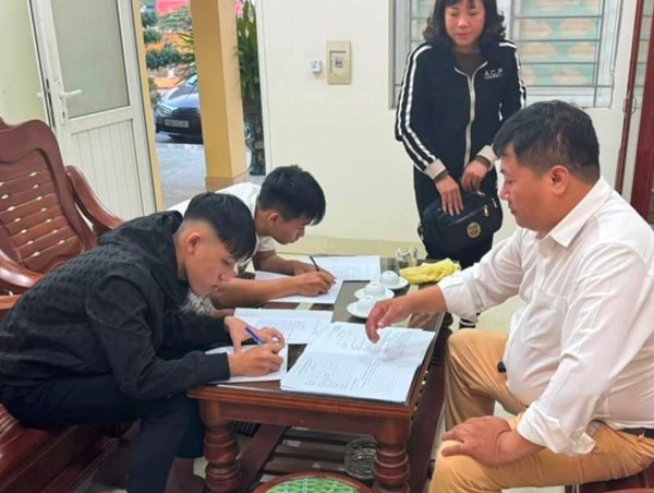 Cảnh sát giao thông xử lý 2 thanh niên chạy xe mô tô bằng một bánh