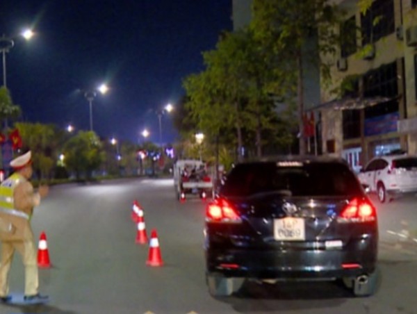 Tạm giữ hình sự một người đàn ông bỏ chạy khi bị kiểm tra nồng độ cồn