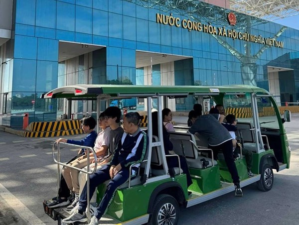 Cửa khẩu Cầu Bắc Luân II Quảng Ninh đón hơn 400 du khách quốc tế nhập cảnh