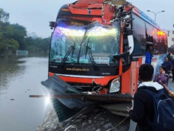 Hàng chục hành khách thoát nạn sau khi xe khách bị mất lái