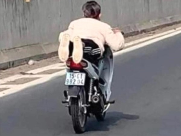 Một nam sinhđiều khiển xe mô tô vi phạm giao thông