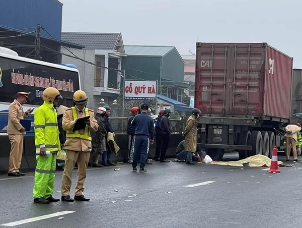 Hải Phòng: Va chạm với xe container một nam thanh niên tử vong