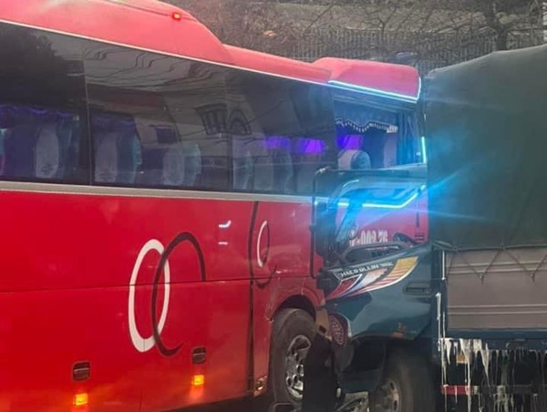 Xe chở học sinh ở Hải Phòng đi trải nghiệm gặp tai nạn