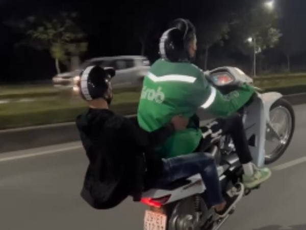 Hải Phòng: 2 thanh niên lạng lách, bốc đầu xe, quay clip khoe chiến tích 
