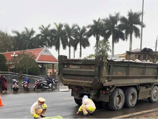 Thái Bình: Bé gái lớp 4 tử vong sau va chạm với xe tải chở đá