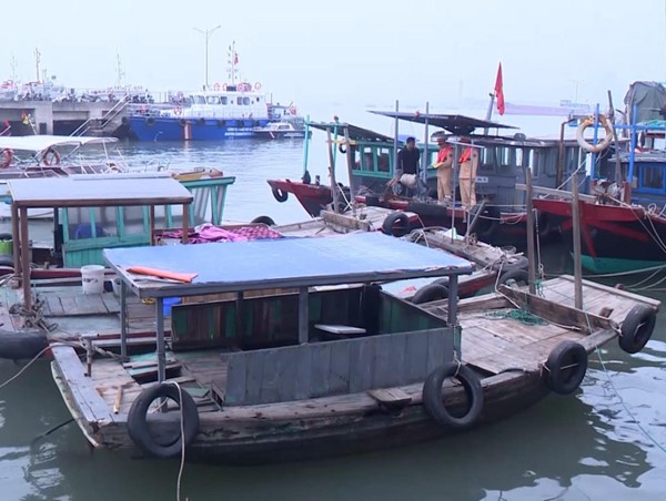 Quảng Ninh: Xử lý phương tiện đeo bám tàu du lịch để bán hàng rong