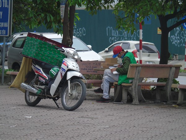 Giao hàng online mùa dịch: Nghề “hái ra tiền” và nỗi lo Covid-19