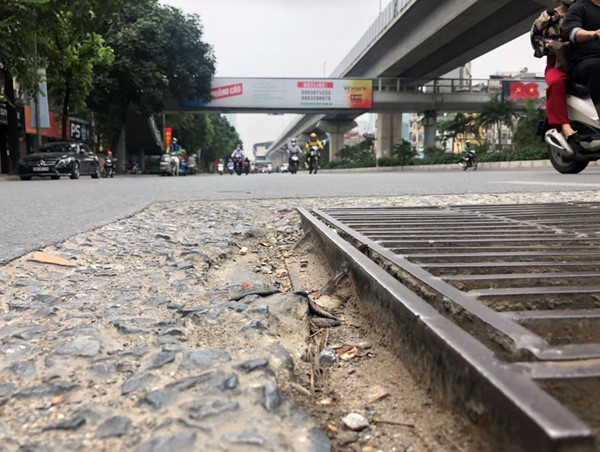 Mặt đường Nguyễn Trãi xuất hiện nhiều hố ga bong tróc, sụt lún