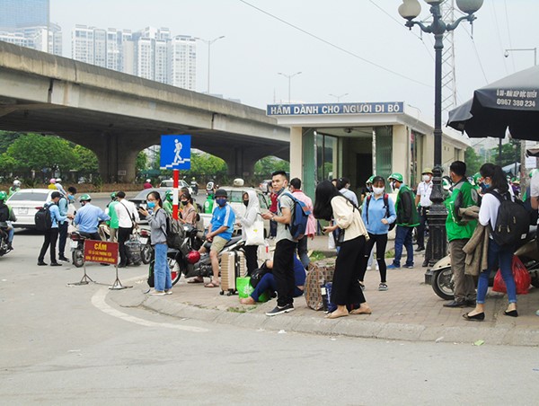 Hà Nội: Người dân lỉnh kỉnh đồ đạc trở lại TP sau kỳ nghỉ lễ