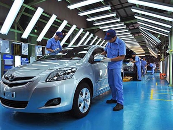 Ô tô nội dự kiến giảm 50% phí trước bạ