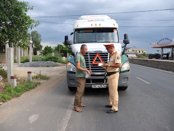 CSGT Quảng Trị xử lý nghiêm vi phạm, đẩy mạnh tuyên truyền trong cao điểm tổng kiểm soát