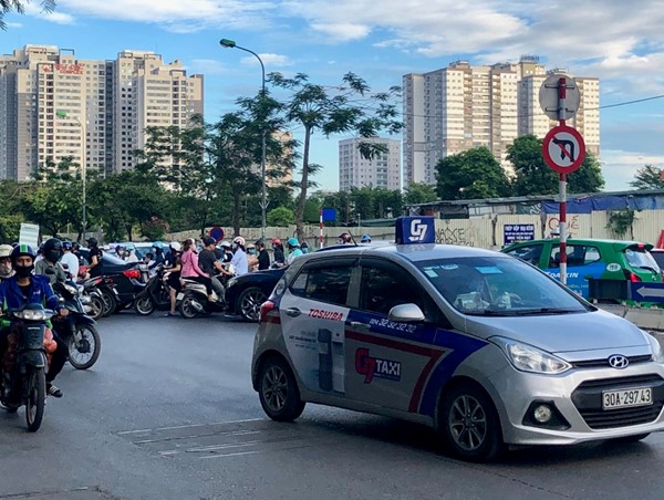 Biển báo có cũng như không tại nút giao Hoàng Ngân - Hoàng Minh Giám