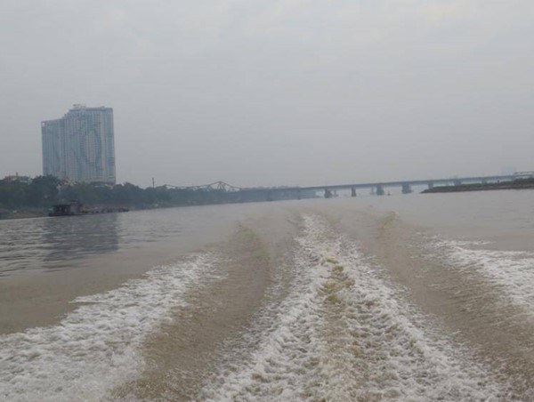 Lực lượng chức năng rà soát, trục vớt vật lạ nghi là bom tại cầu Long Biên