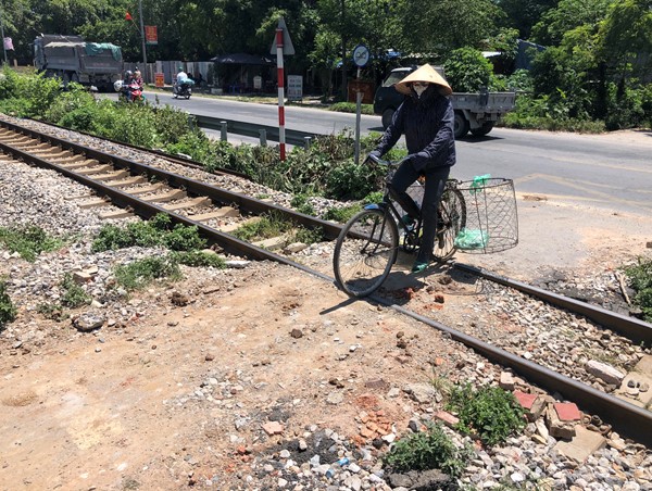 [Ảnh] Nguy hiểm khôn lường từ những lối đi tự mở ngang đường sắt