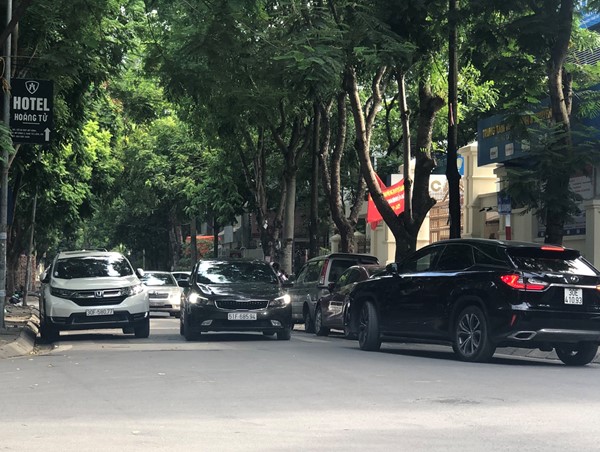 Phố Lưu Hữu Phước: Ô tô ngang nhiên biến lòng đường thành nơi đỗ xe