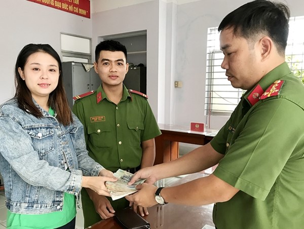 Chiến sĩ công an trao trả gần 10 triệu đồng cho cô gái đánh rơi trên đường